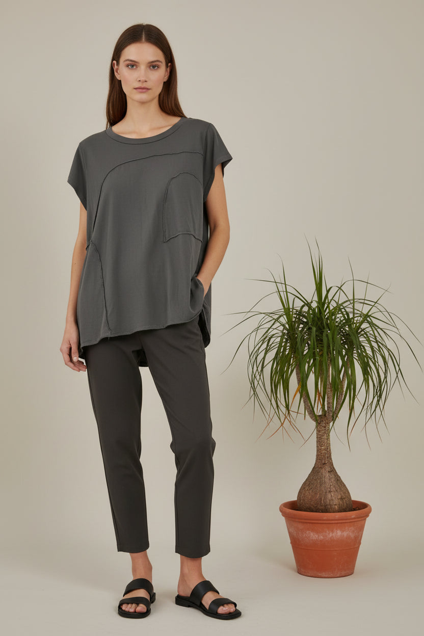 camiseta de wendy trendy en gris con detalle de bolsillos boca abajo