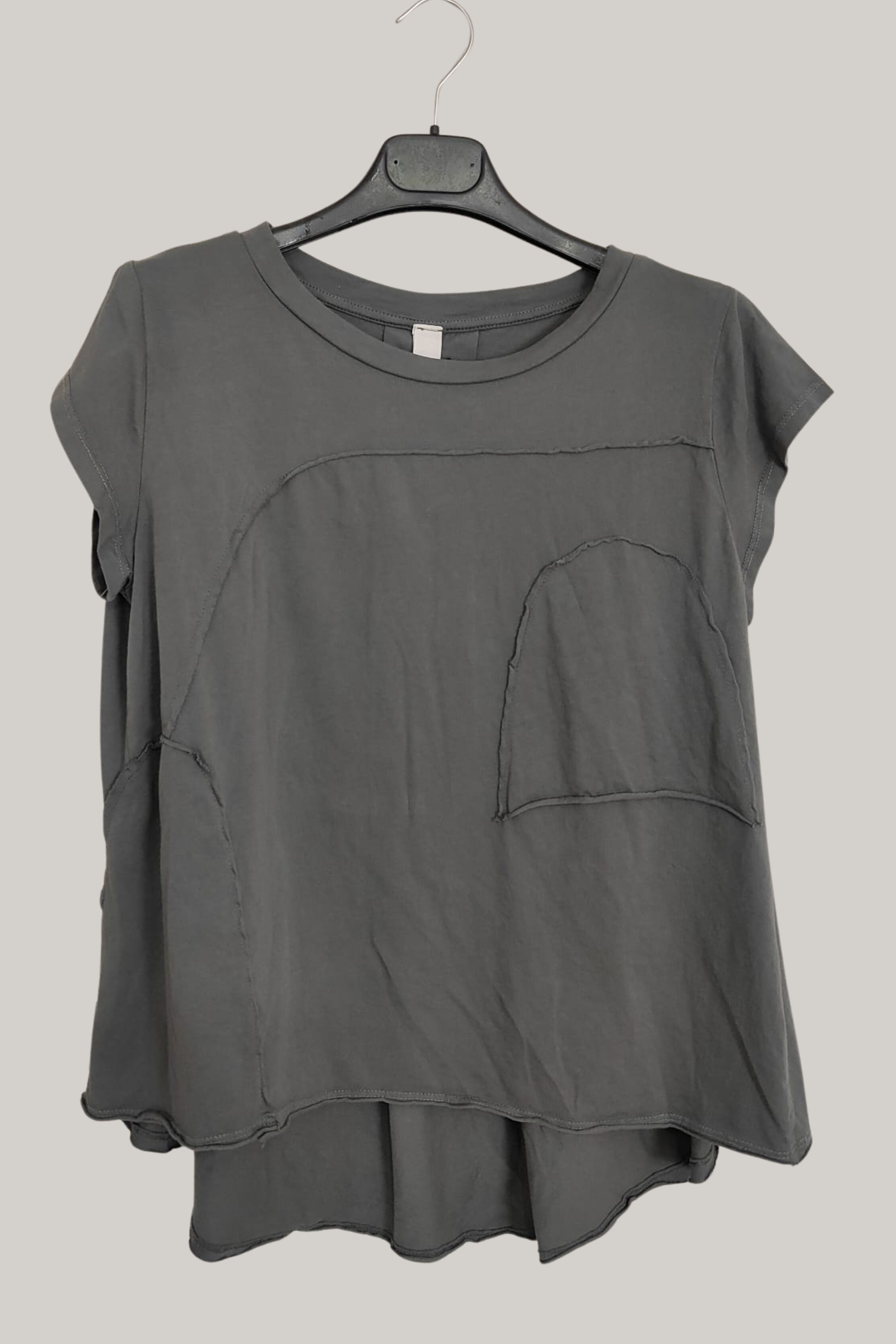 camiseta de wendy trendy en gris con detalle de bolsillos boca abajo