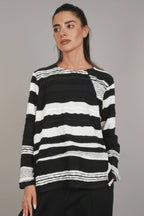 camiseta wendy trendy con costuras en relieve blancas y negras