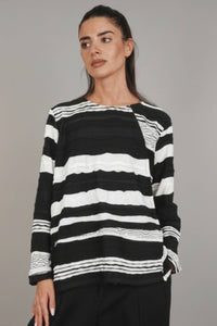 camiseta wendy trendy con costuras en relieve blancas y negras