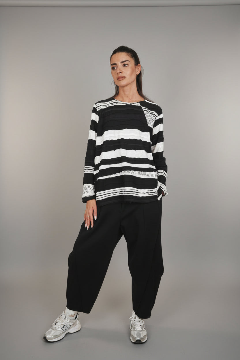 camiseta wendy trendy con lineas blancas en relieve