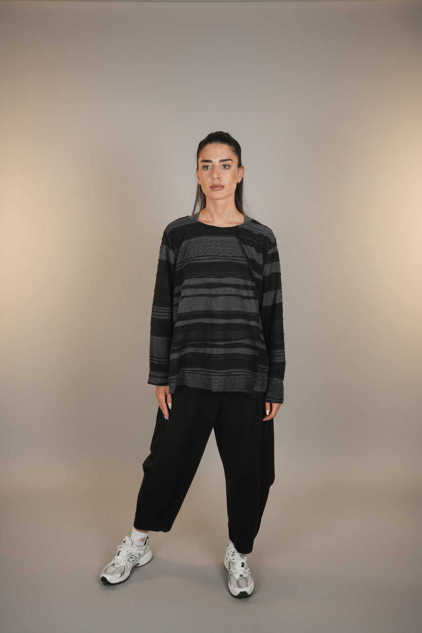 camiseta wendy trendy en relieve con costuras grises y negras