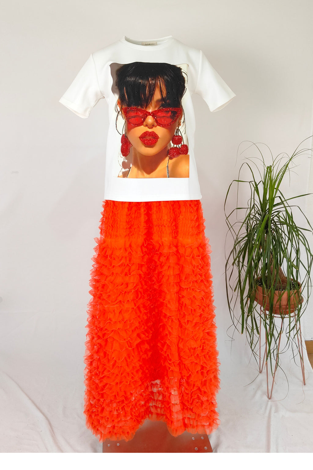 camiseta con brillos en estampado de diva de nefelibata delantera | YOLYKKE