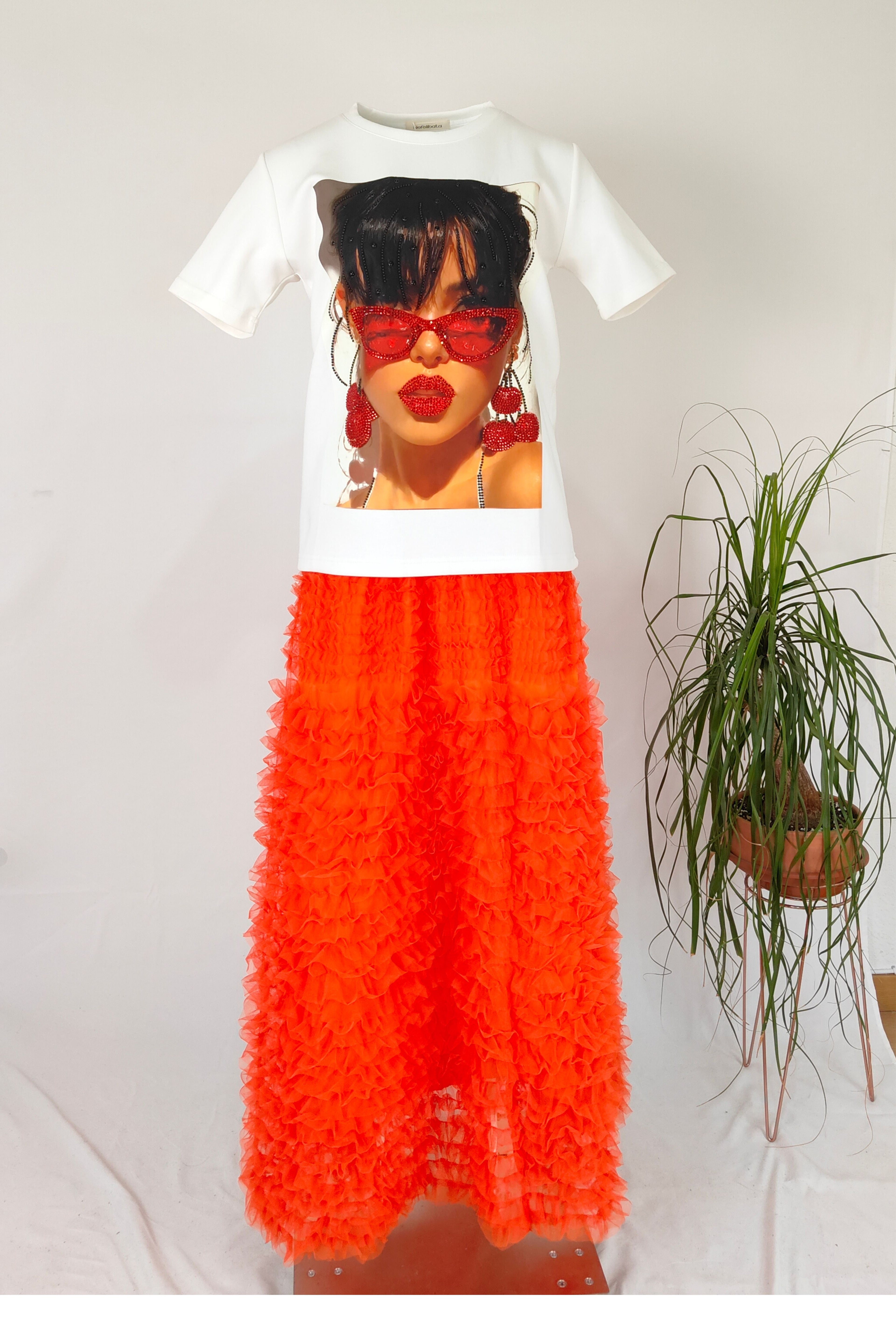 camiseta con brillos en estampado de diva de nefelibata delantera | YOLYKKE