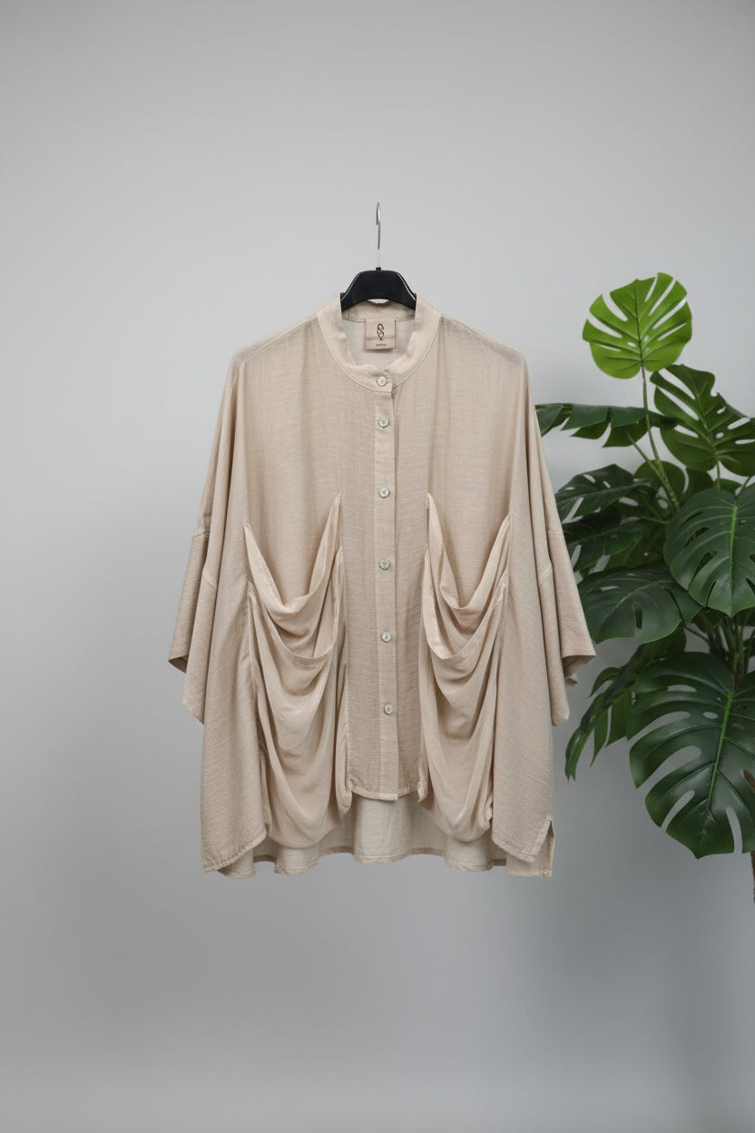 camisa yolykke con cuello mao y bolsillos grandes delanteros en color crudo