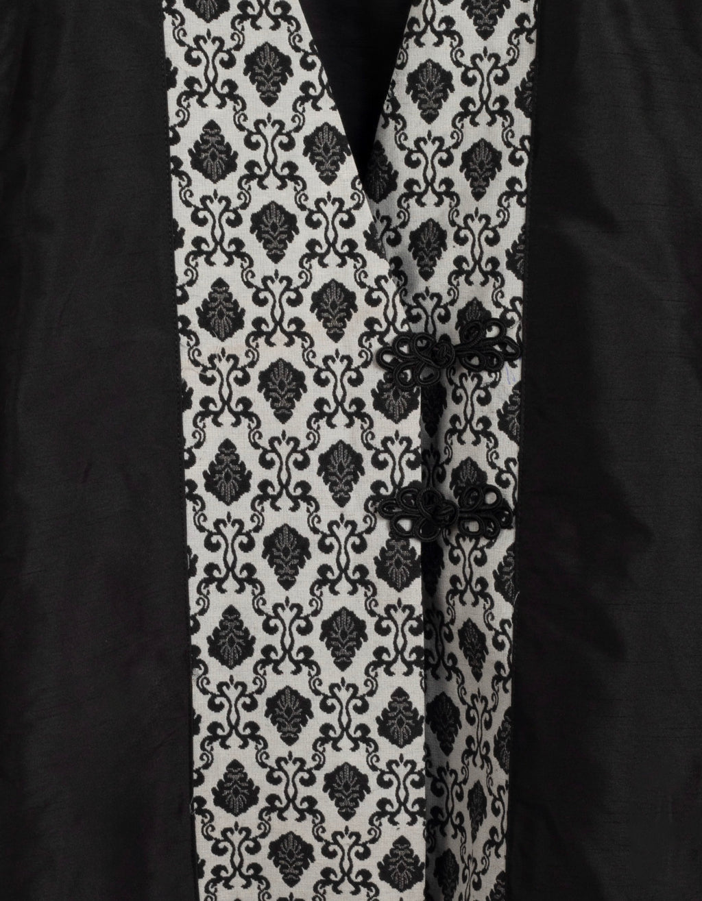 Chaleco quimono asimétrico en negro con detalle de encaje beige en la parte delantera y bajos LYKKE