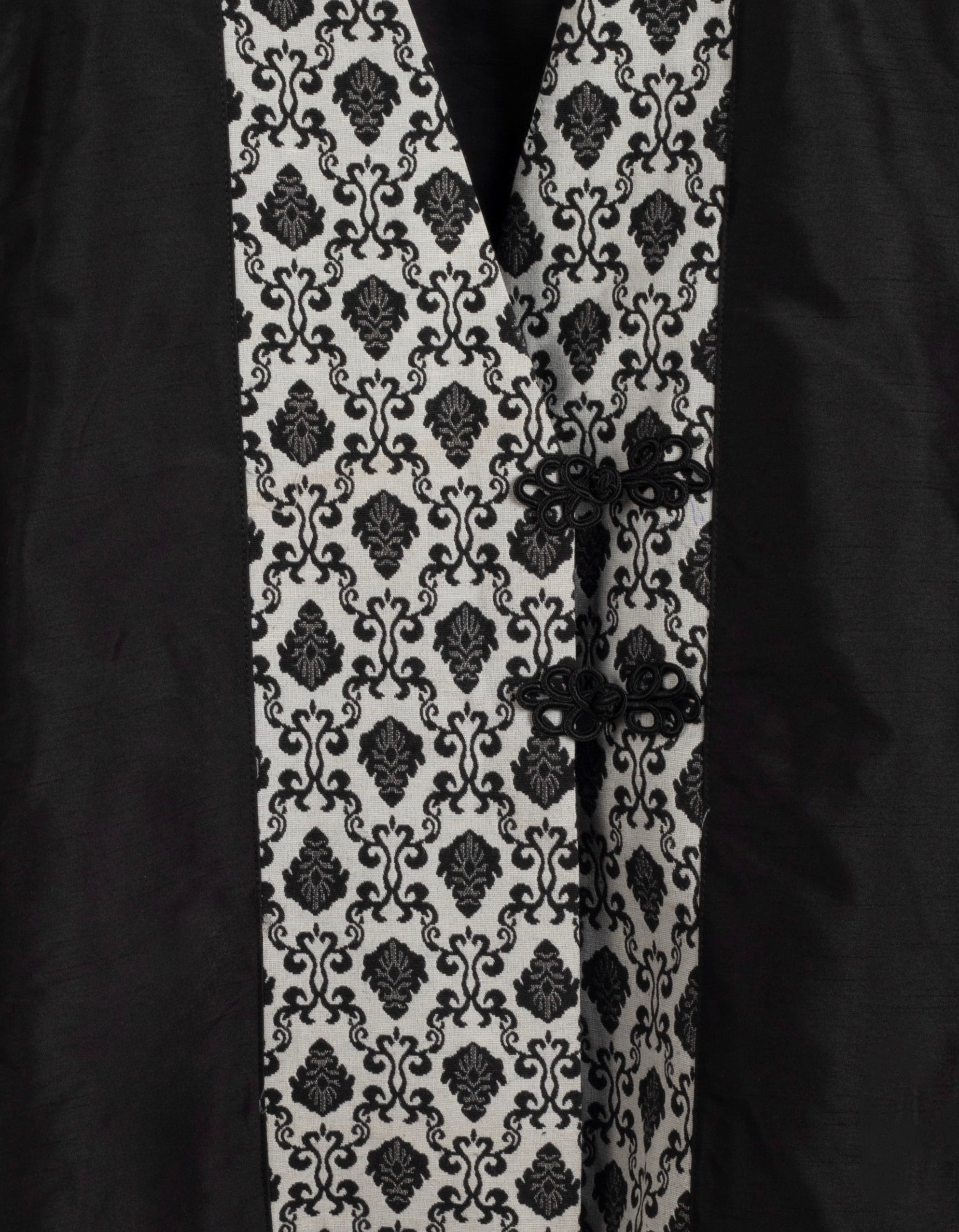 Chaleco quimono asimétrico en negro con detalle de encaje beige en la parte delantera y bajos LYKKE