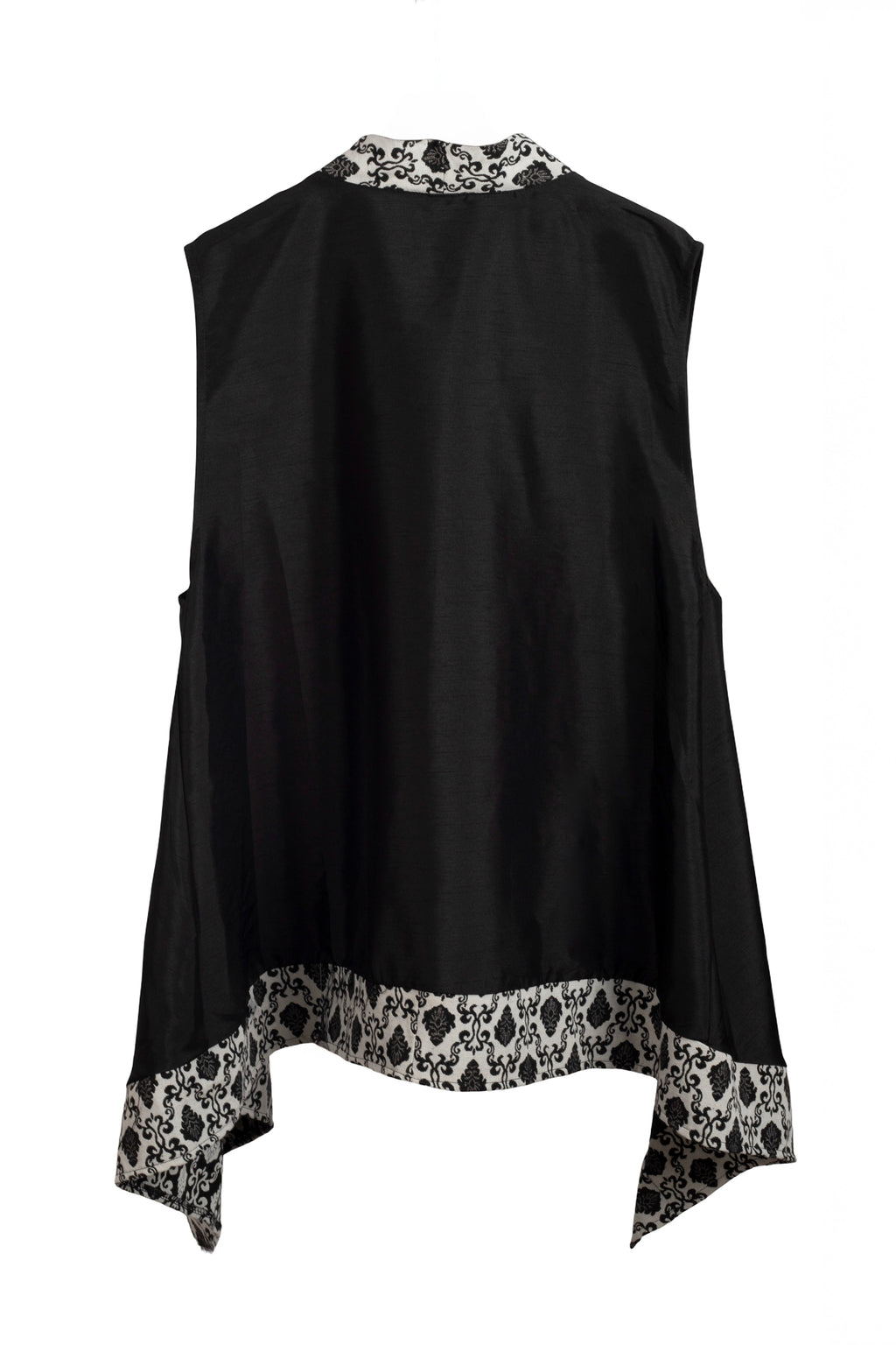 Chaleco quimono asimétrico en negro con detalle de encaje beige en la parte delantera y bajos LYKKE