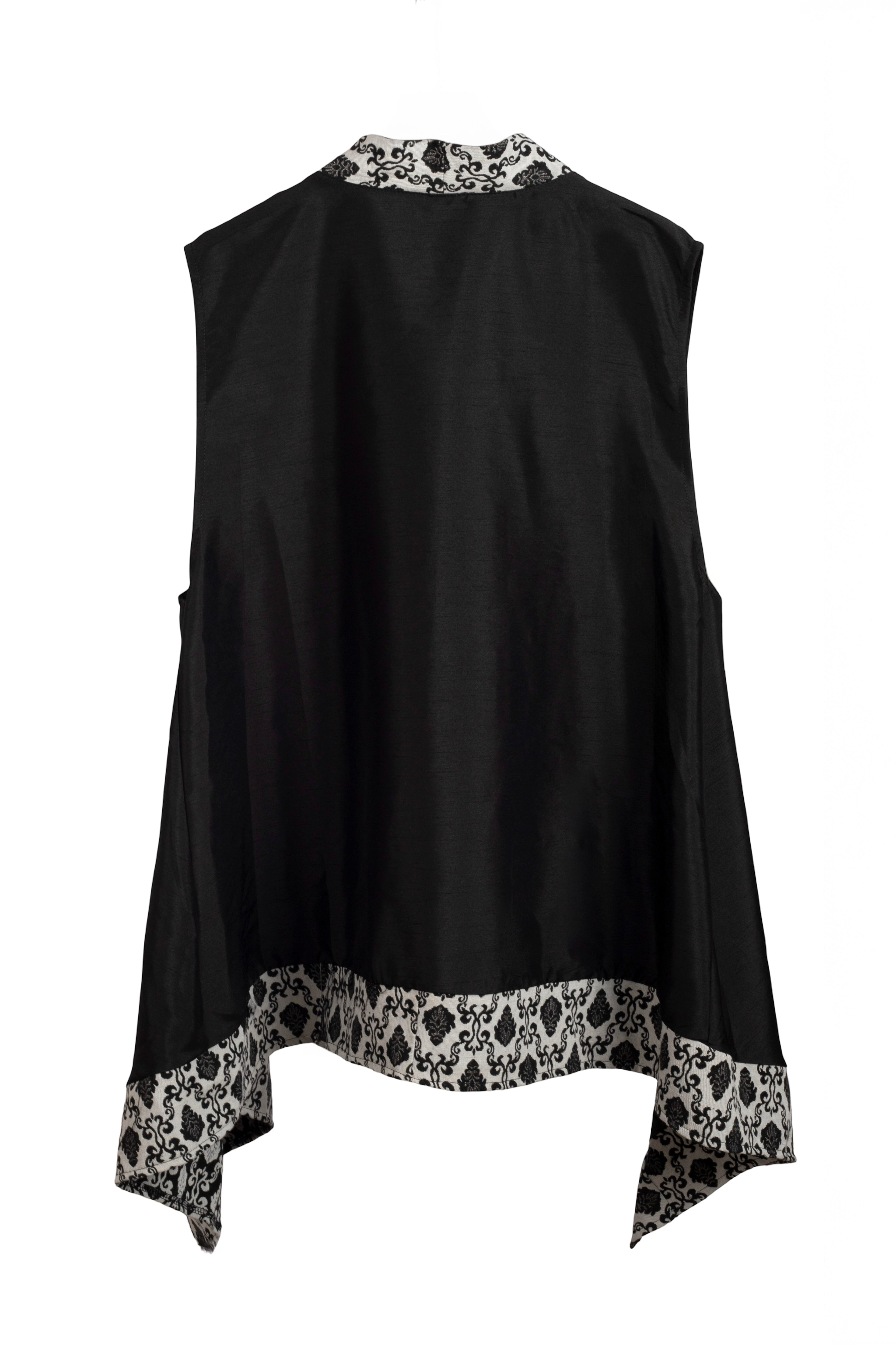 Chaleco quimono asimétrico en negro con detalle de encaje beige en la parte delantera y bajos LYKKE