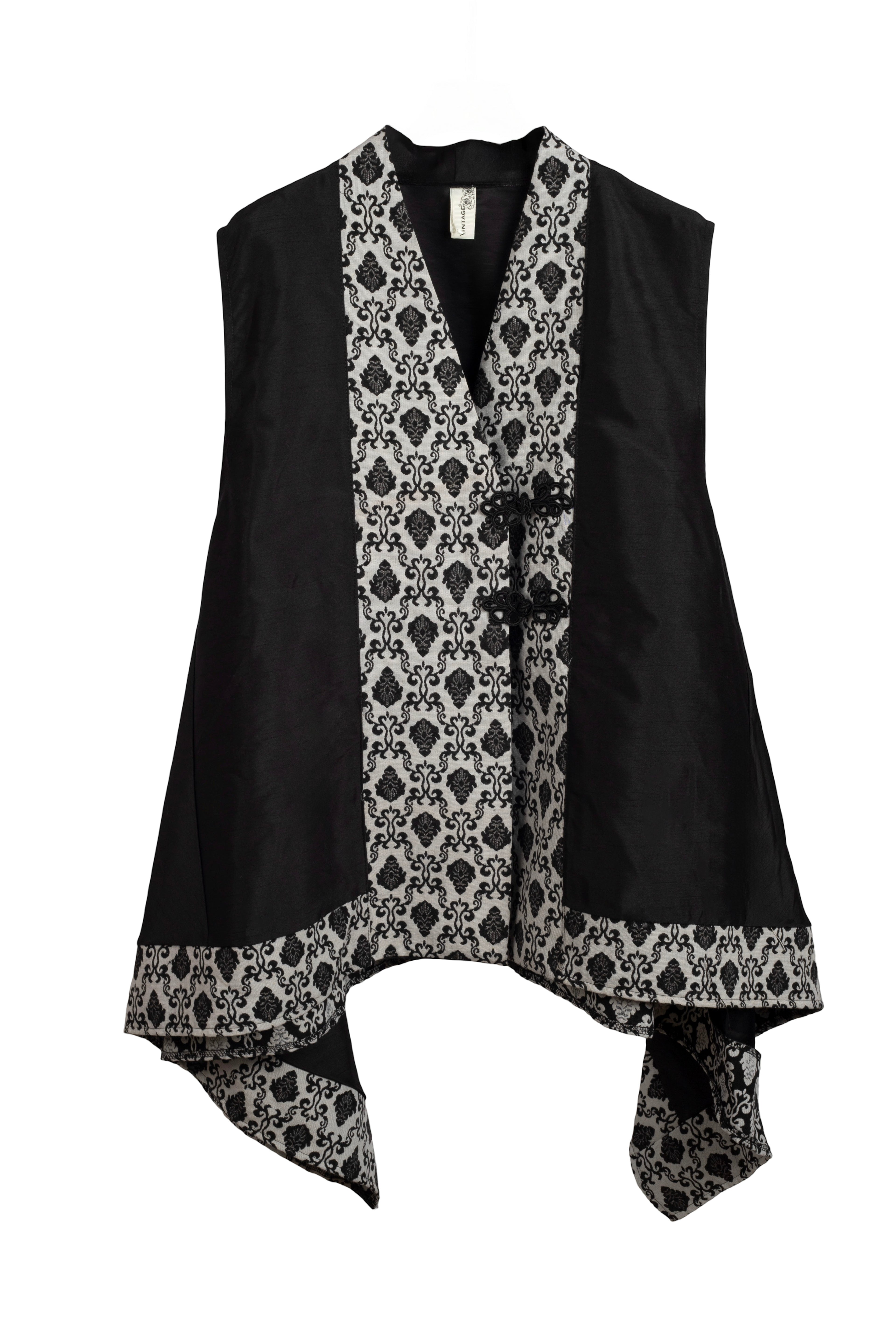 Chaleco quimono asimétrico en negro con detalle de encaje beige en la parte delantera y bajos LYKKE