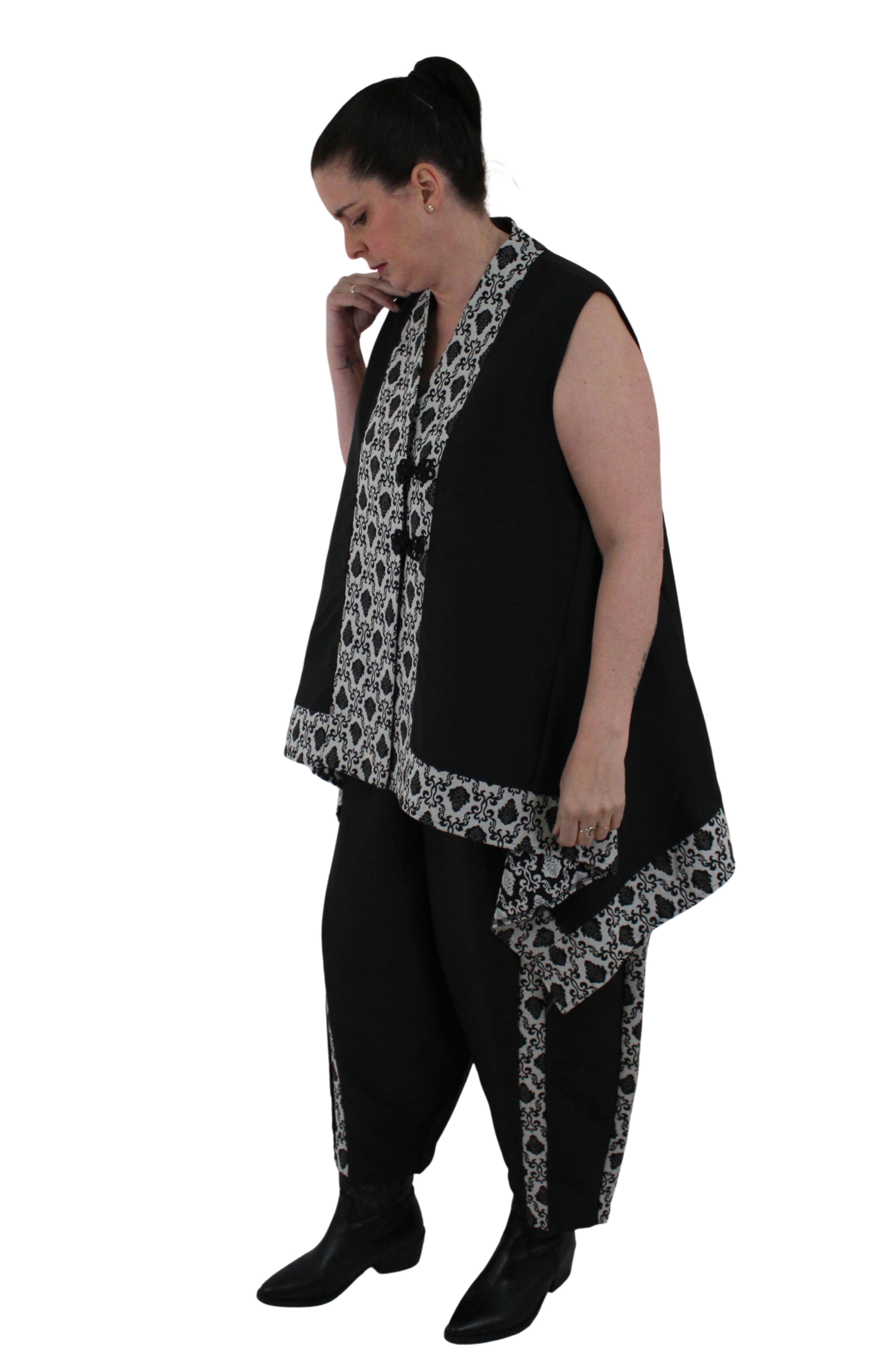 chaleco asimetrico de jot_milano en negro con tonos beige encaje