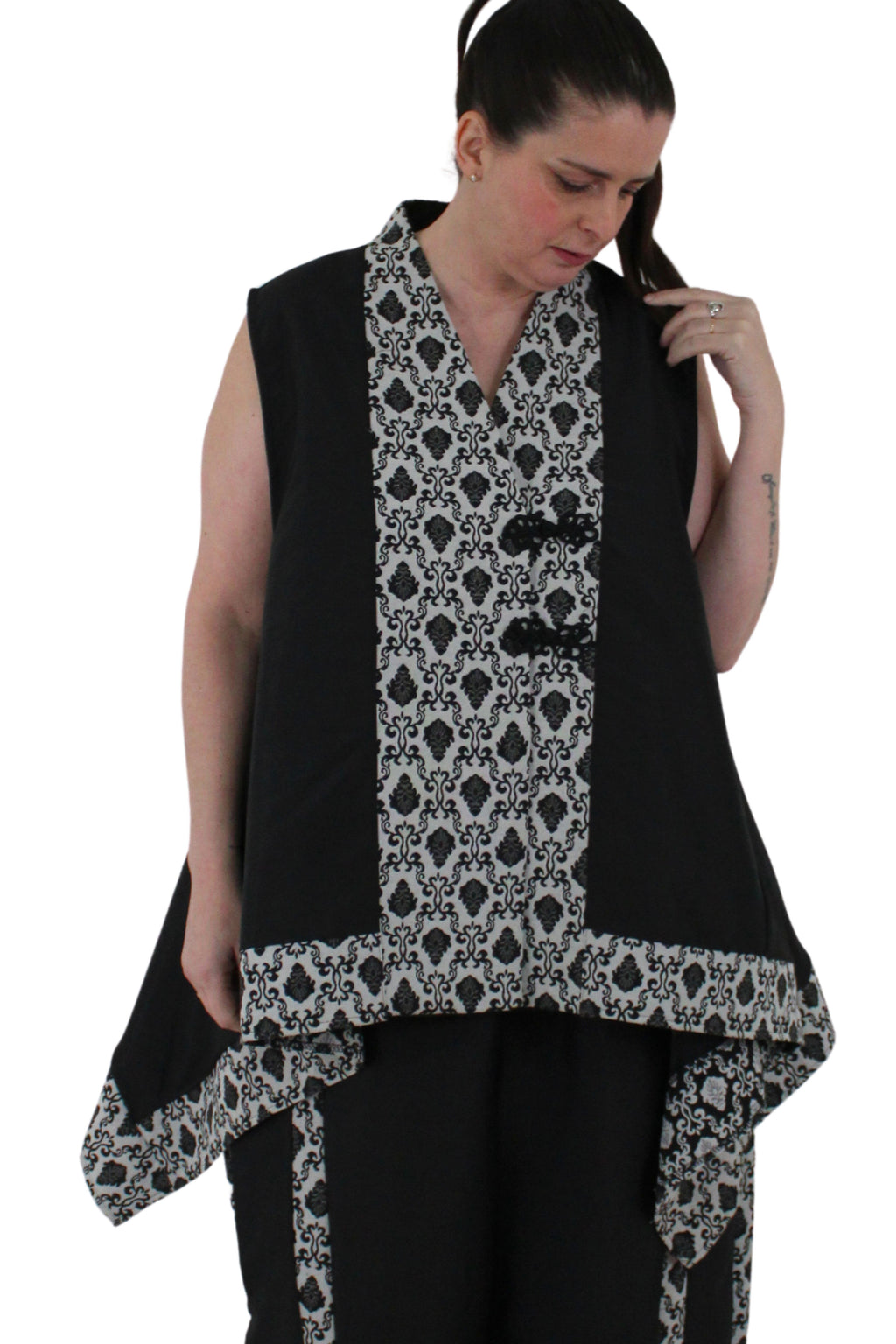 chaleco asimetrico de jot_milano en negro con tonos beige encaje