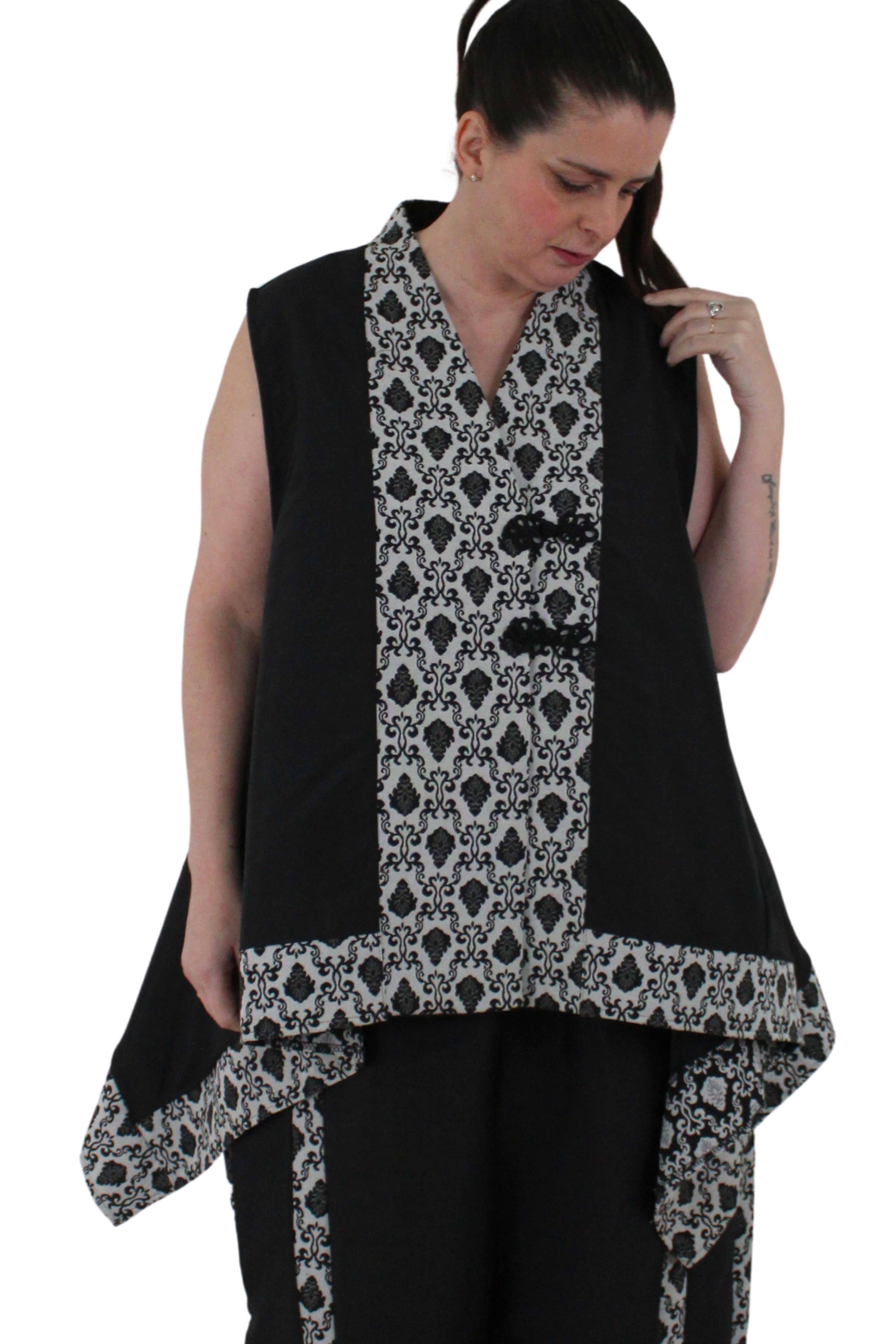 chaleco asimetrico de jot_milano en negro con tonos beige encaje