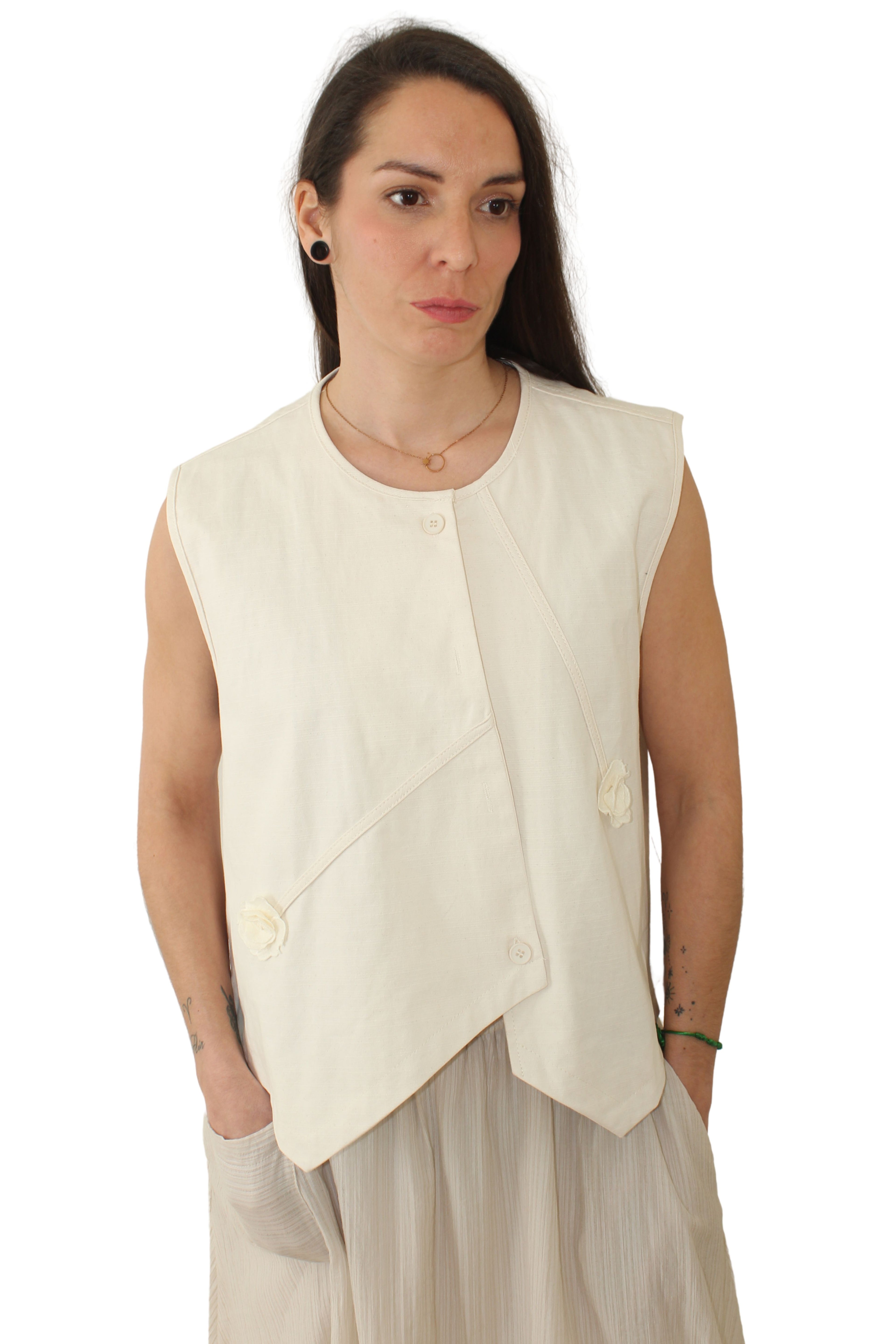 Chaleco beige asimétrico con detalle de rosas en tresd de jotmadrid LYKKE