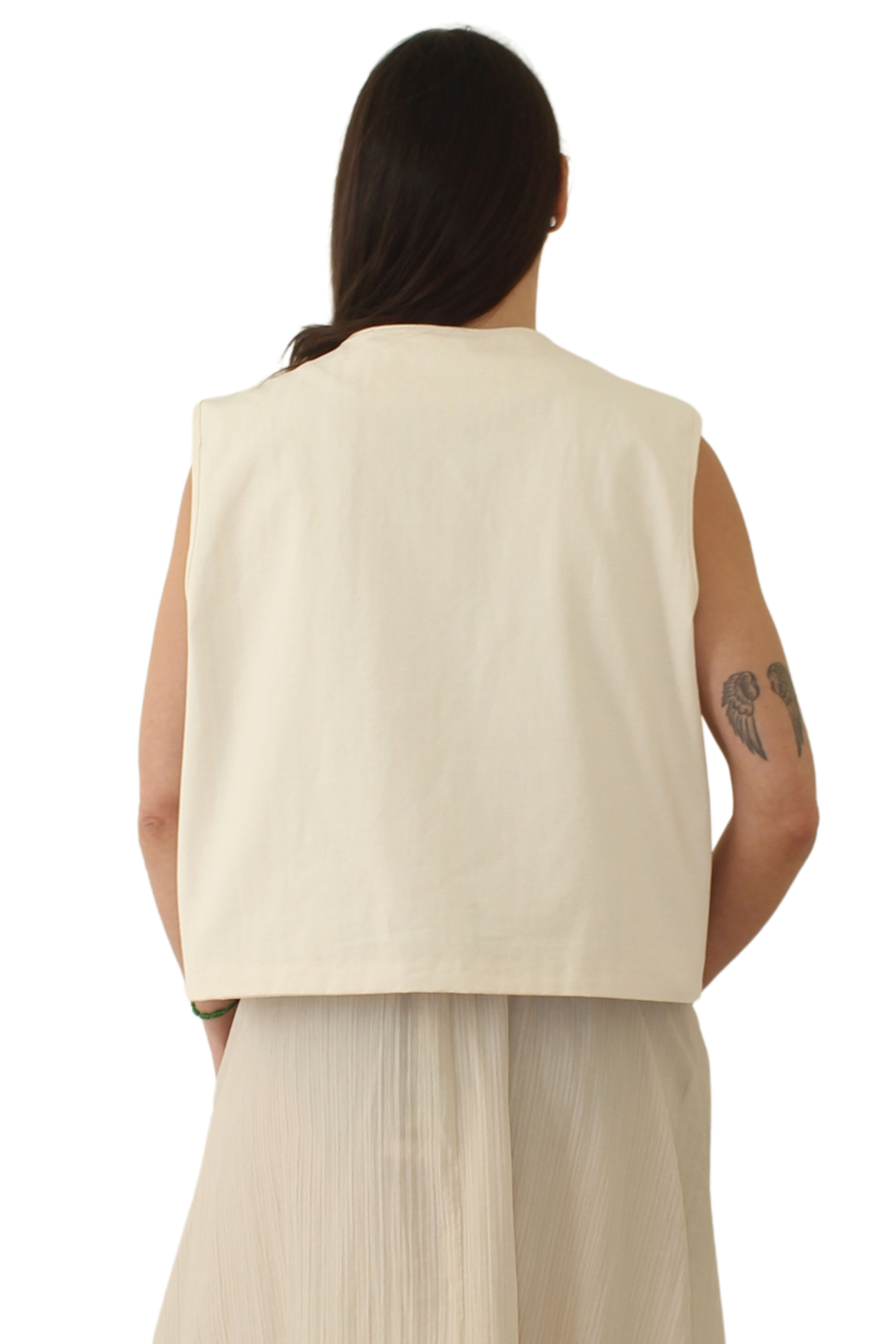 Chaleco beige asimétrico con detalle de rosas en tresd de jotmadrid LYKKE