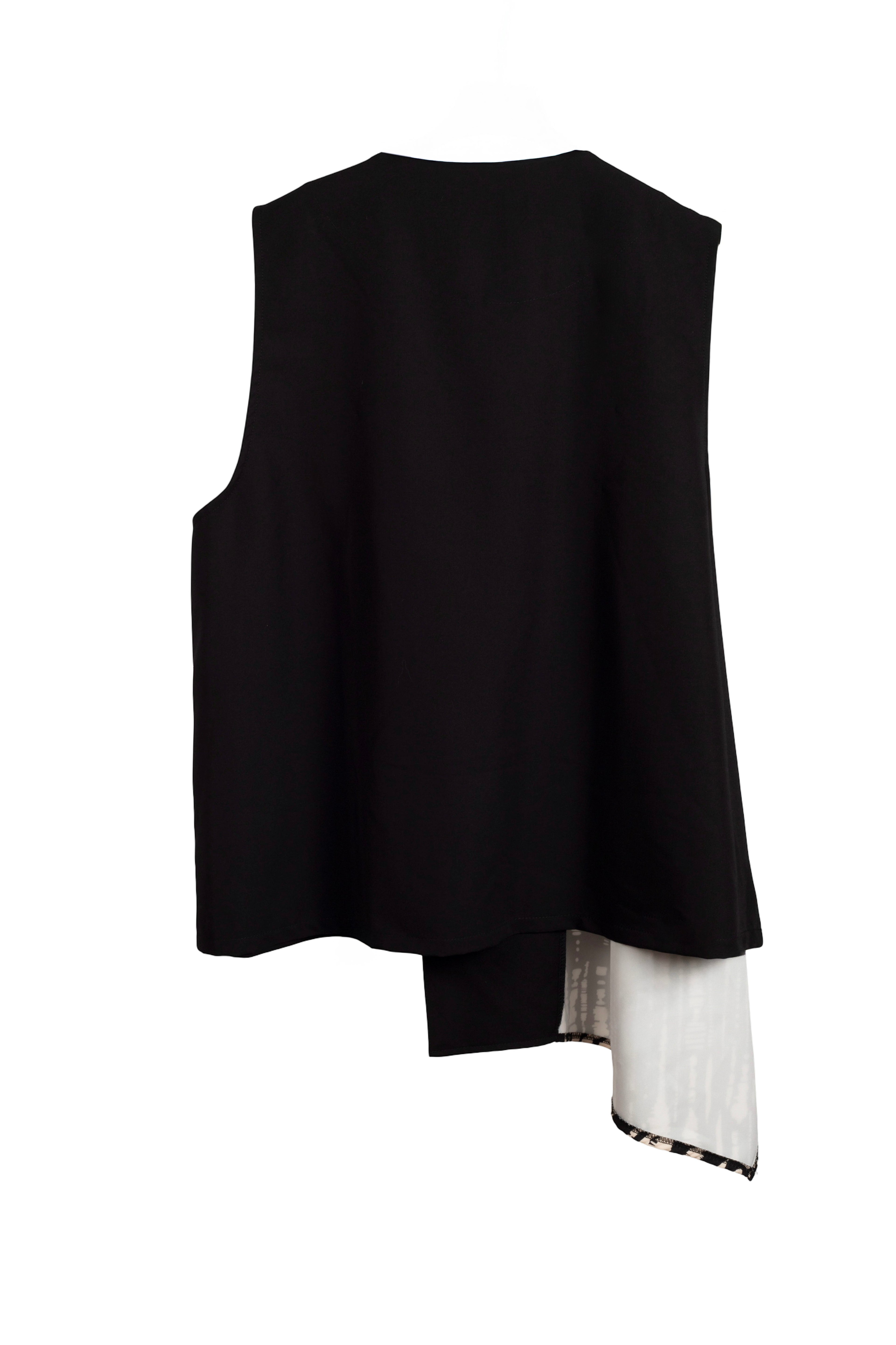 Chaleco asimétrico en negro con estampado latera beige cerrado con botones LYKKE