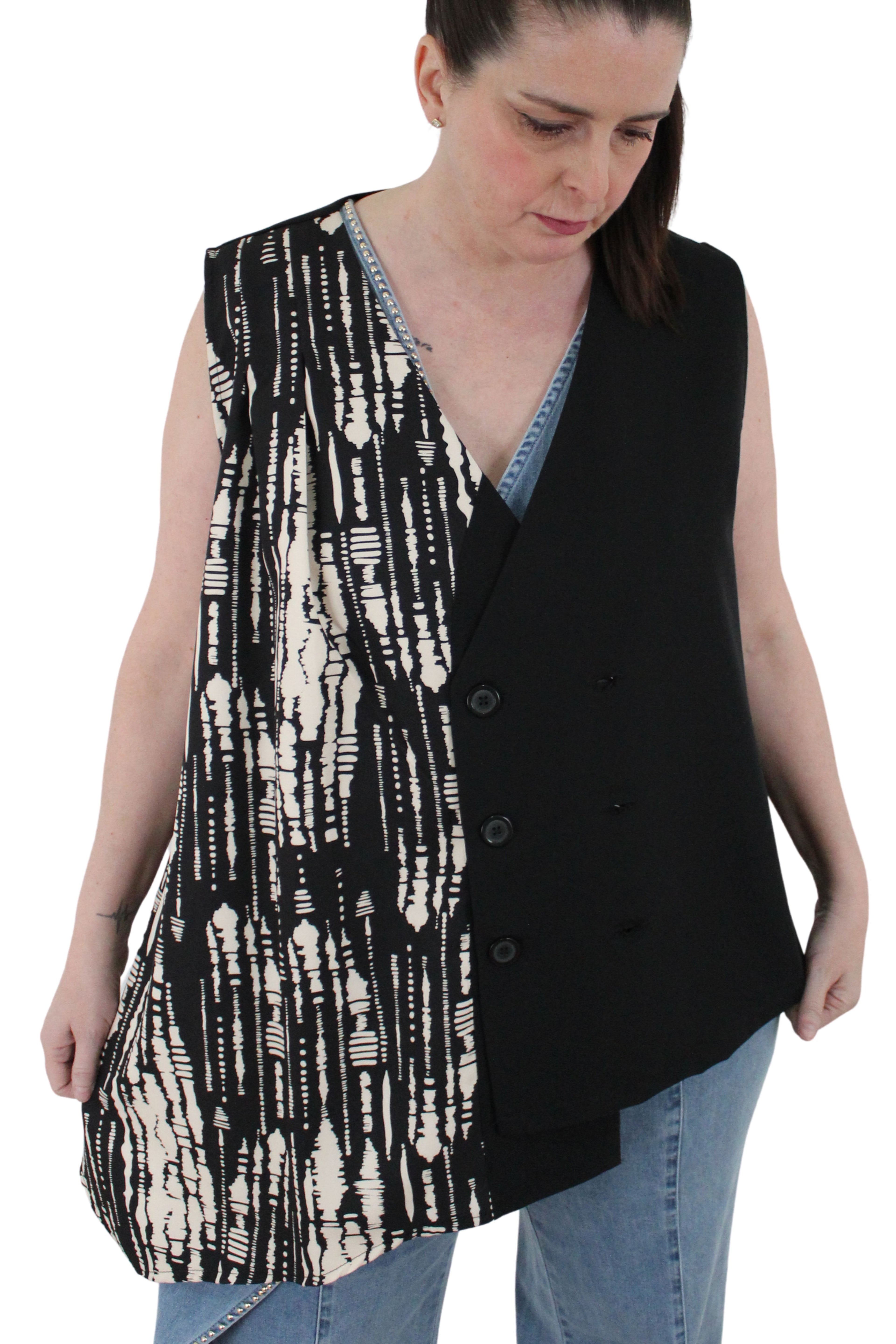 chaleco de jot_milano con dos colores asimétricos en negro y beige