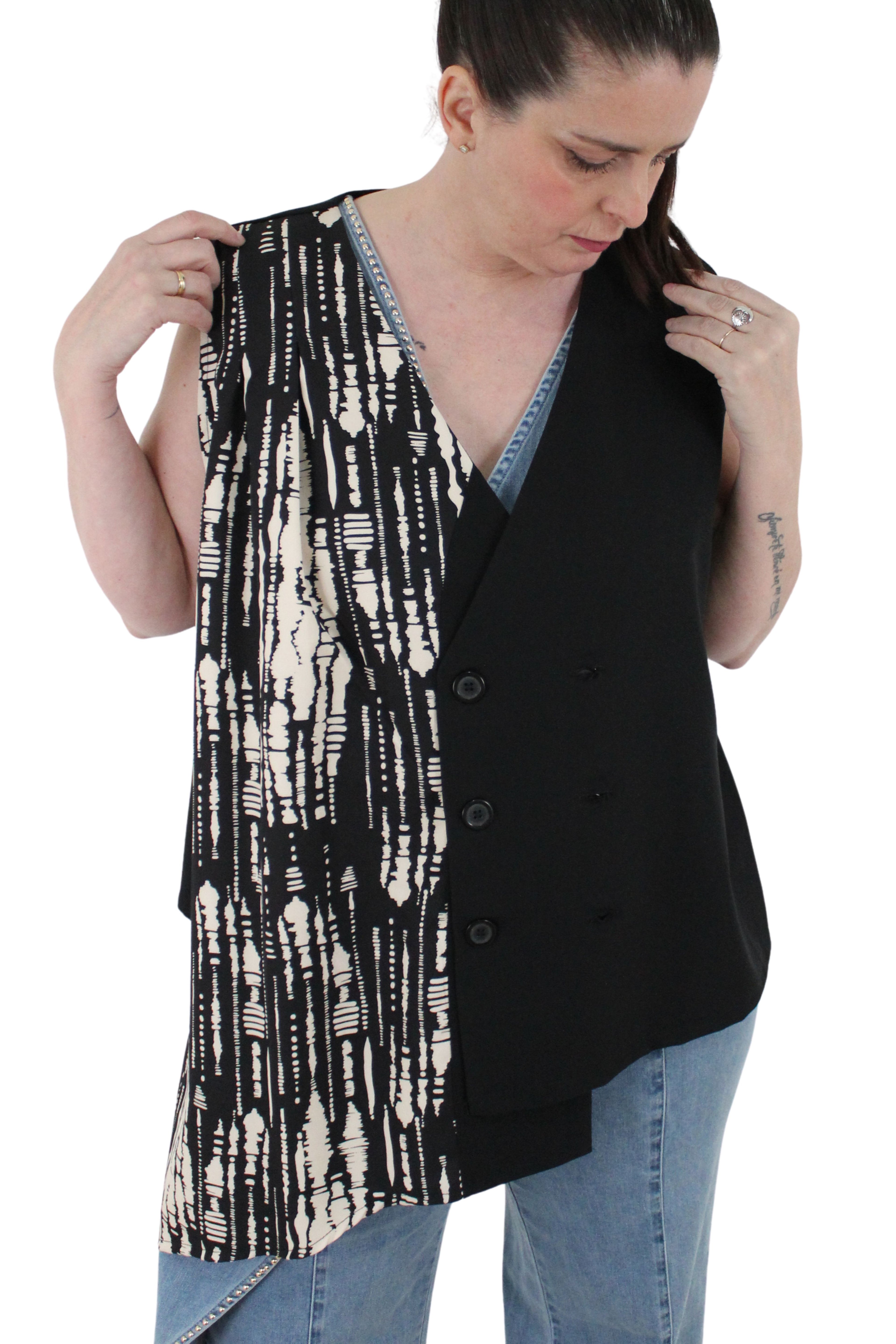 chaleco de jot_milano con dos colores asimétricos en negro y beige