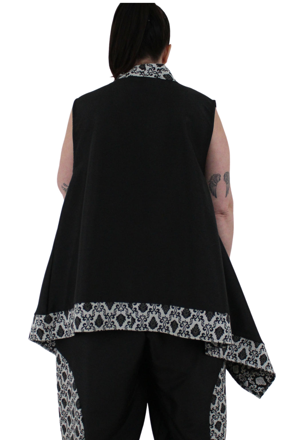 chaleco asimetrico de jot_milano en negro con tonos beige encaje