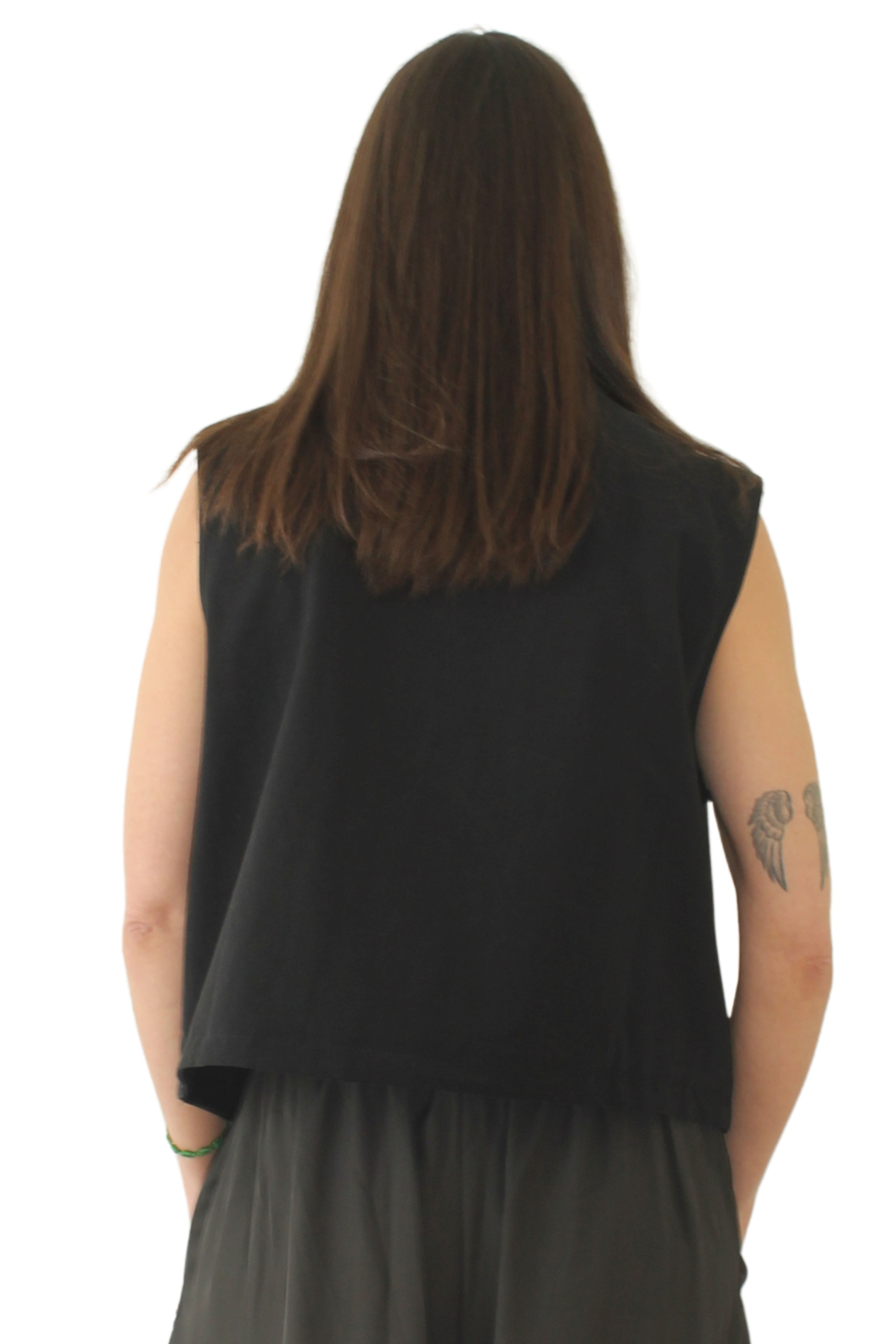 Chaleco beige asimétrico con detalle de rosas en tresd de jotmadrid LYKKE