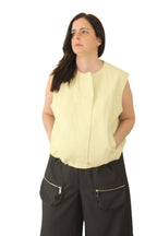 Chaleco polipiel amarillo de nefelibata delantero LYKKE