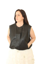 Chaleco polipiel negro de nefelibata delantero LYKKE