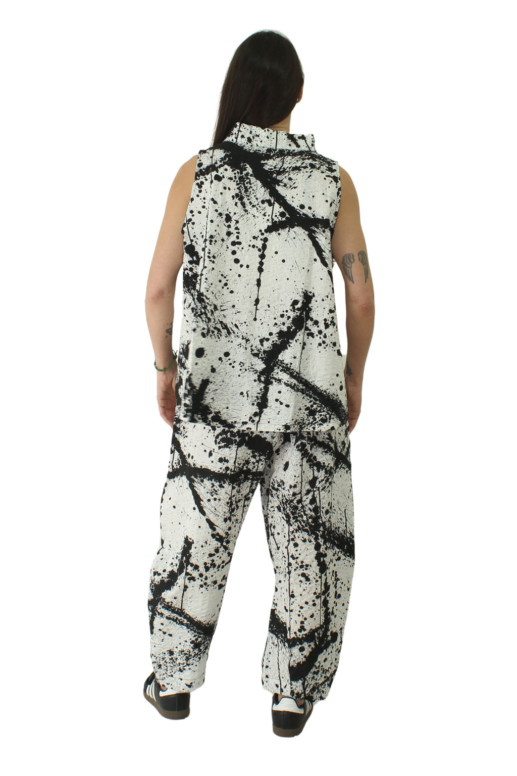 Chaleco de wendy trendy efecto pintura en color blanco y negro asimétrico