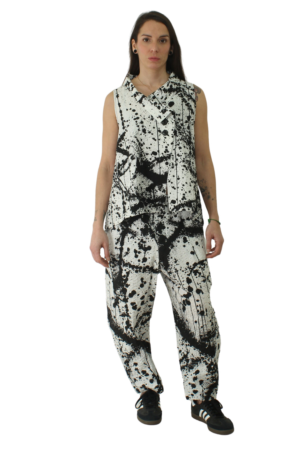 Chaleco de wendy trendy asimétrico bicolor efecto pintura blanco y negro