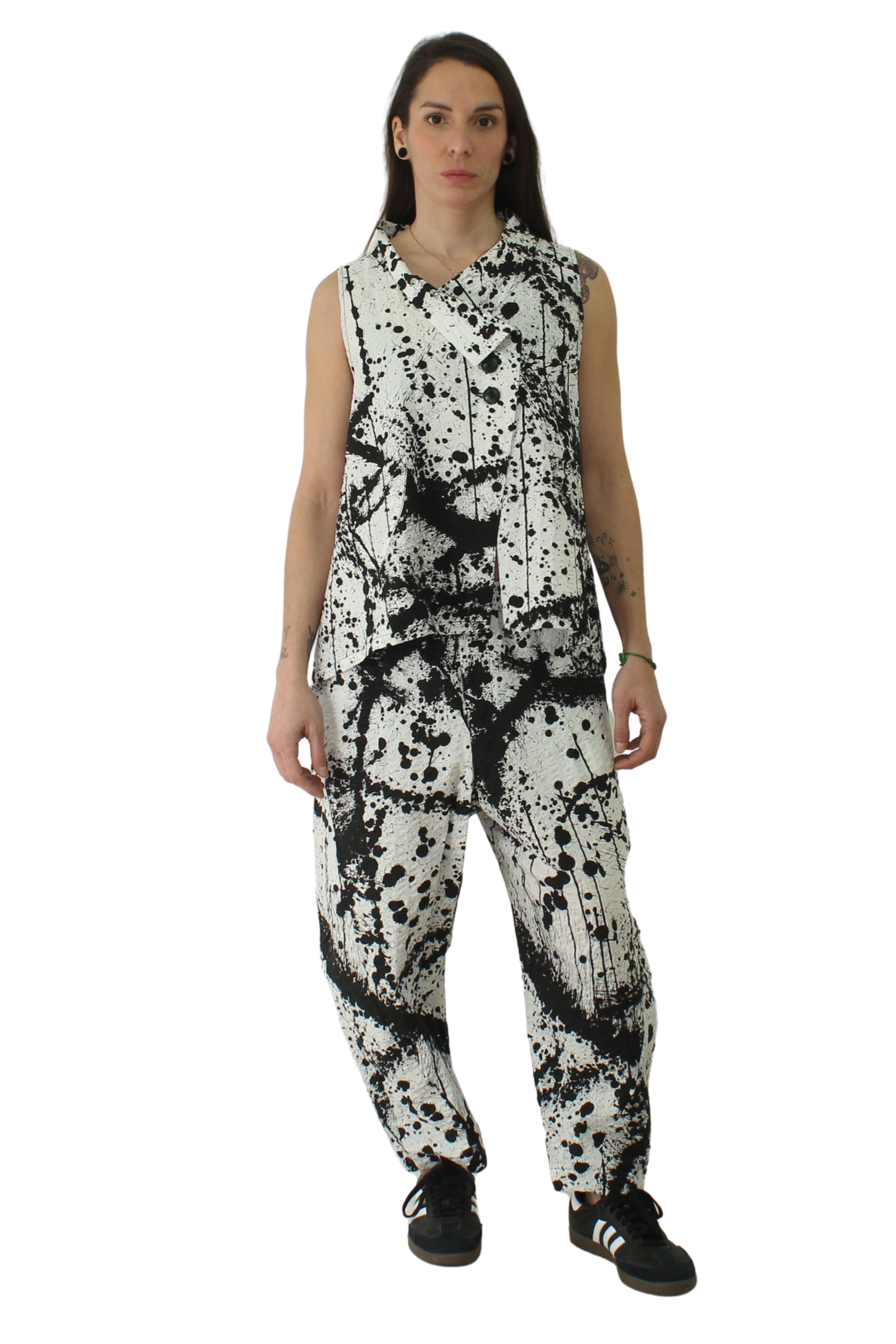 Chaleco de wendy trendy asimétrico bicolor efecto pintura blanco y negro