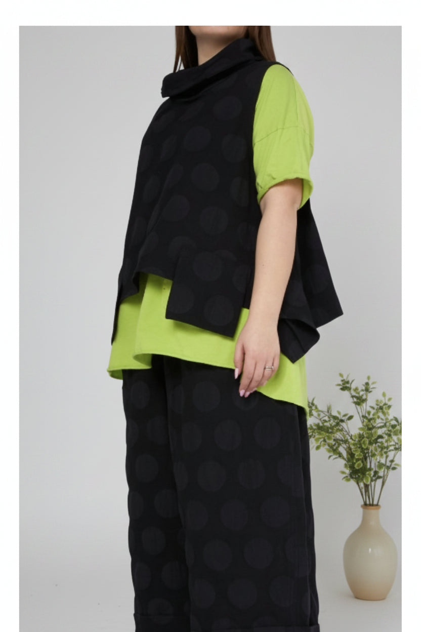 chaleco de wendy trendy con cuello alto y lunares