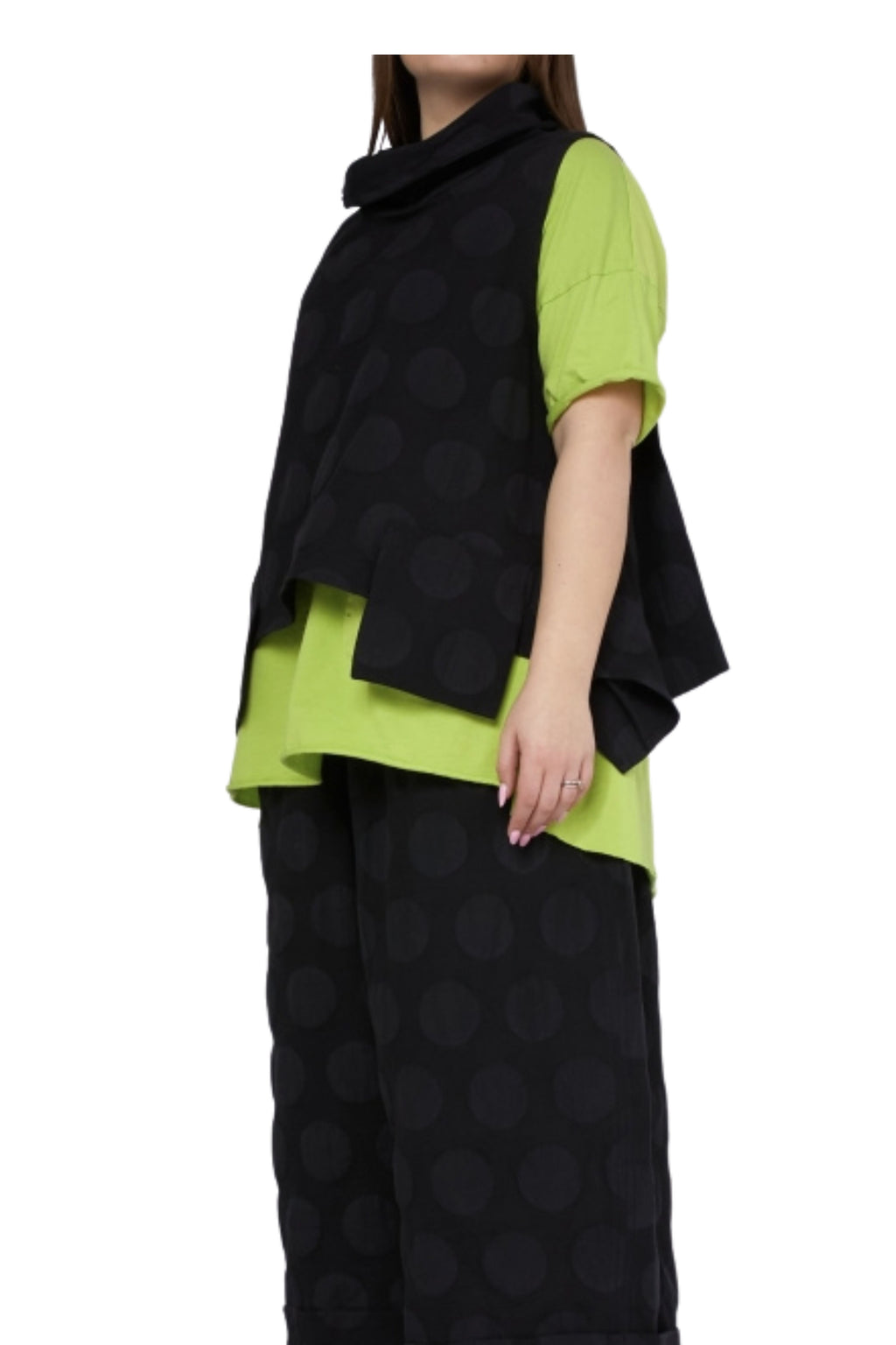 chaleco de wendy trendy con cuello alto y lunares