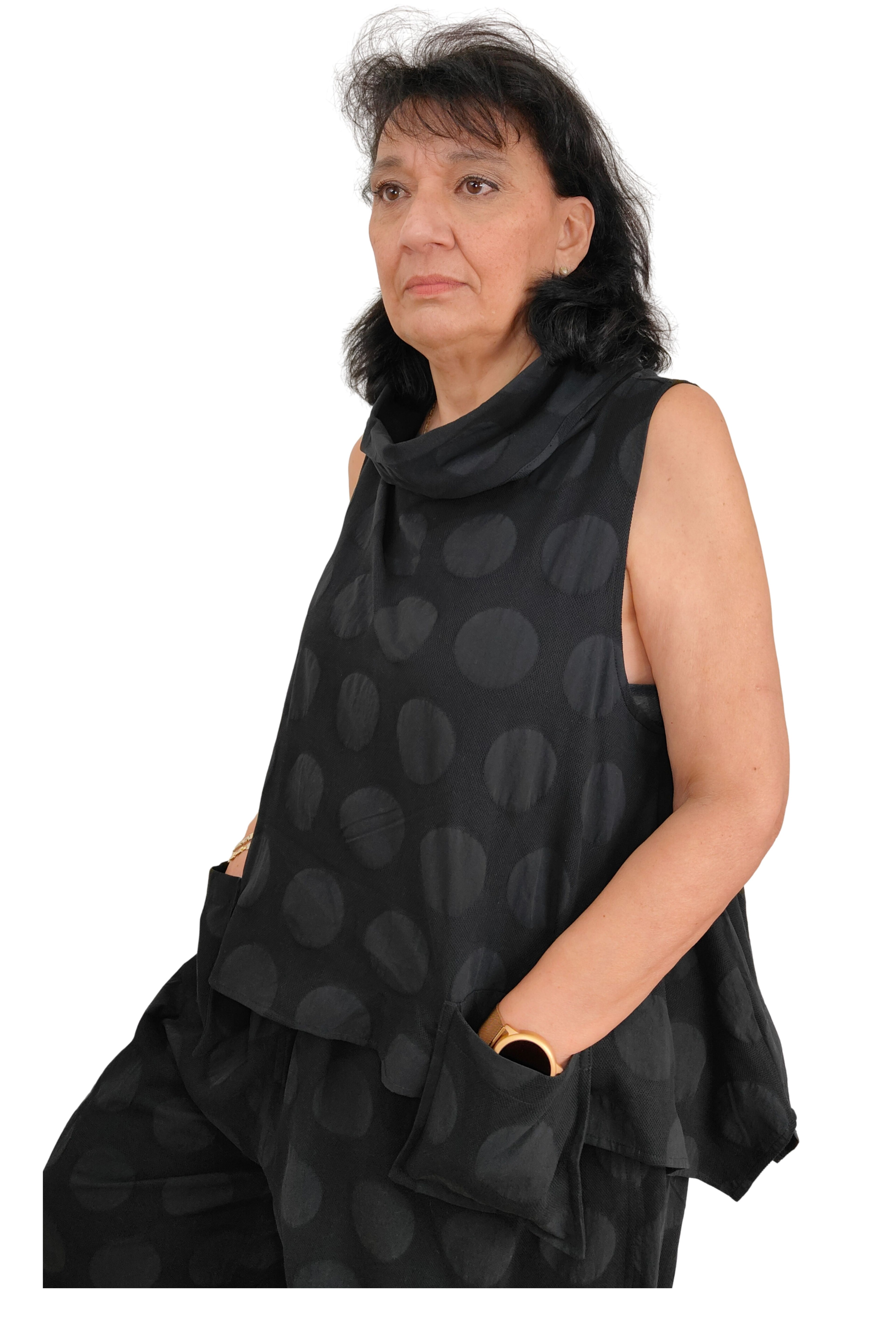 chaleco de wendy trendy con cuello alto y lunares