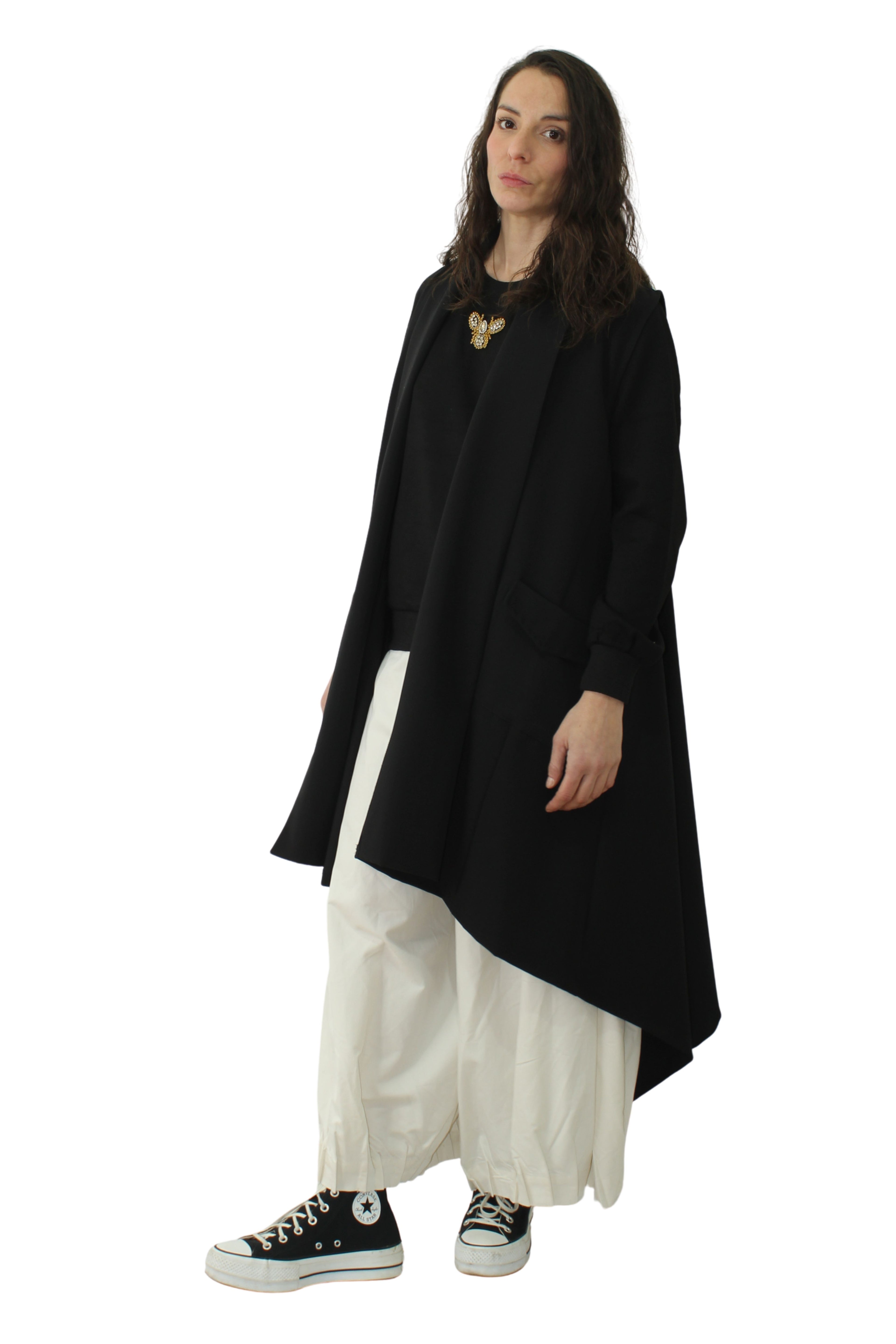 Blazer asimétrica sin mangas en negro con cuello capa LYKKE