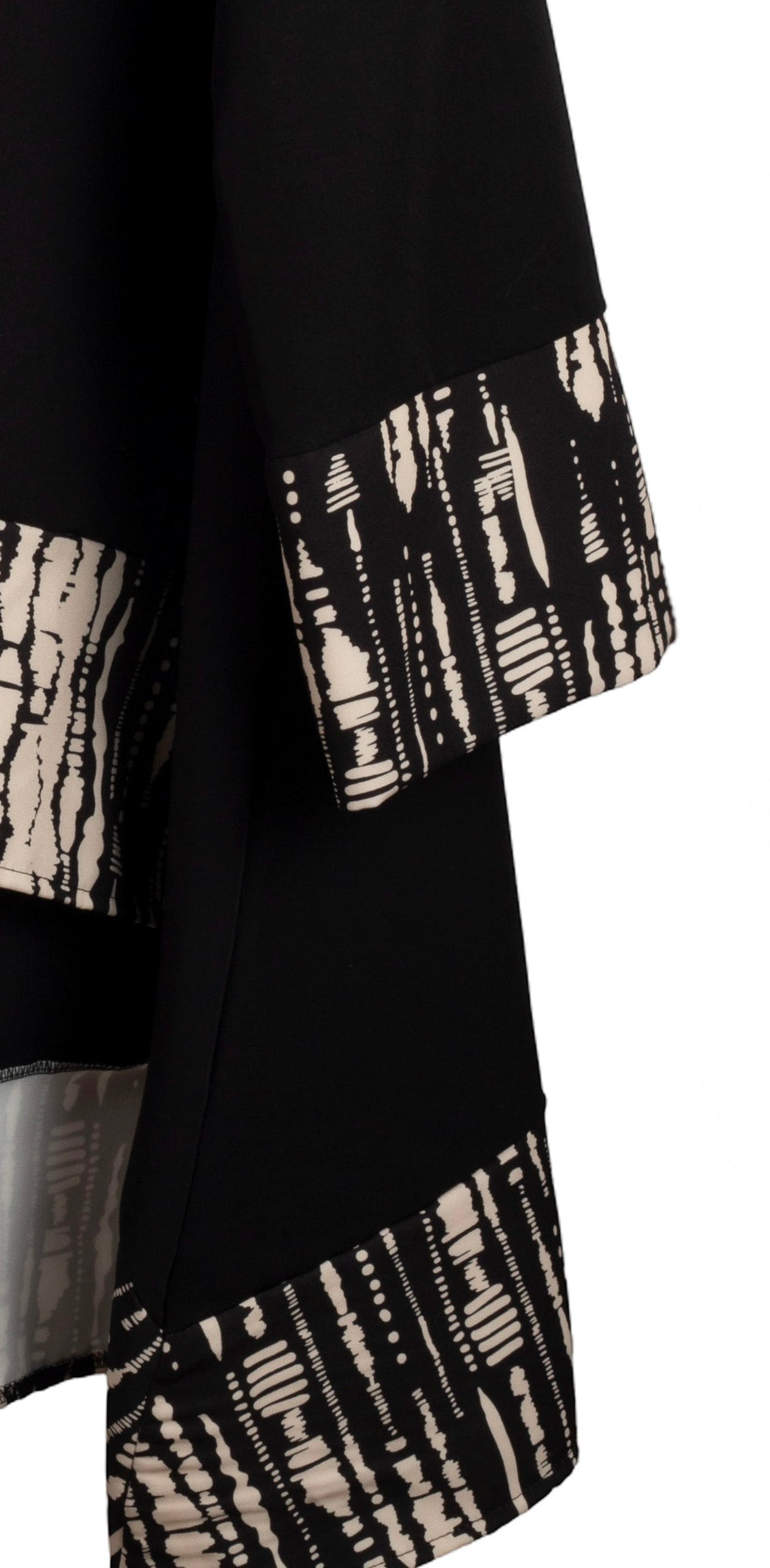 Chaqueta asimétrica negra con estampado beige cerrada con botones delantero LYKKE