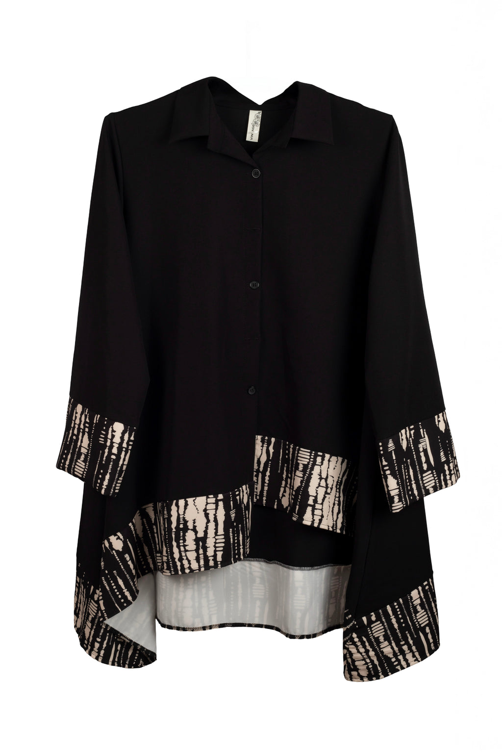 Chaqueta asimétrica negra con estampado beige cerrada con botones delantero LYKKE