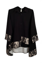 Chaqueta asimétrica negra con estampado beige cerrada con botones delantero LYKKE