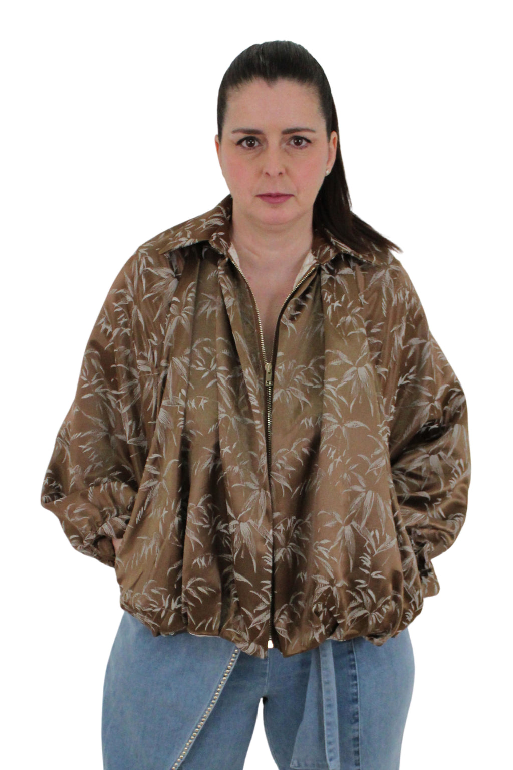 chaqueta de jot_madrid con mangas murciélago y hojas cosidas de bambú en tonos ocres