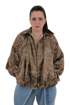 chaqueta de jot_madrid con mangas murciélago y hojas cosidas de bambú en tonos ocres