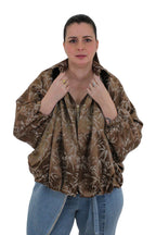 chaqueta de jot_madrid mangas murciélago en tonos ocres con hojas cosidas de bambú