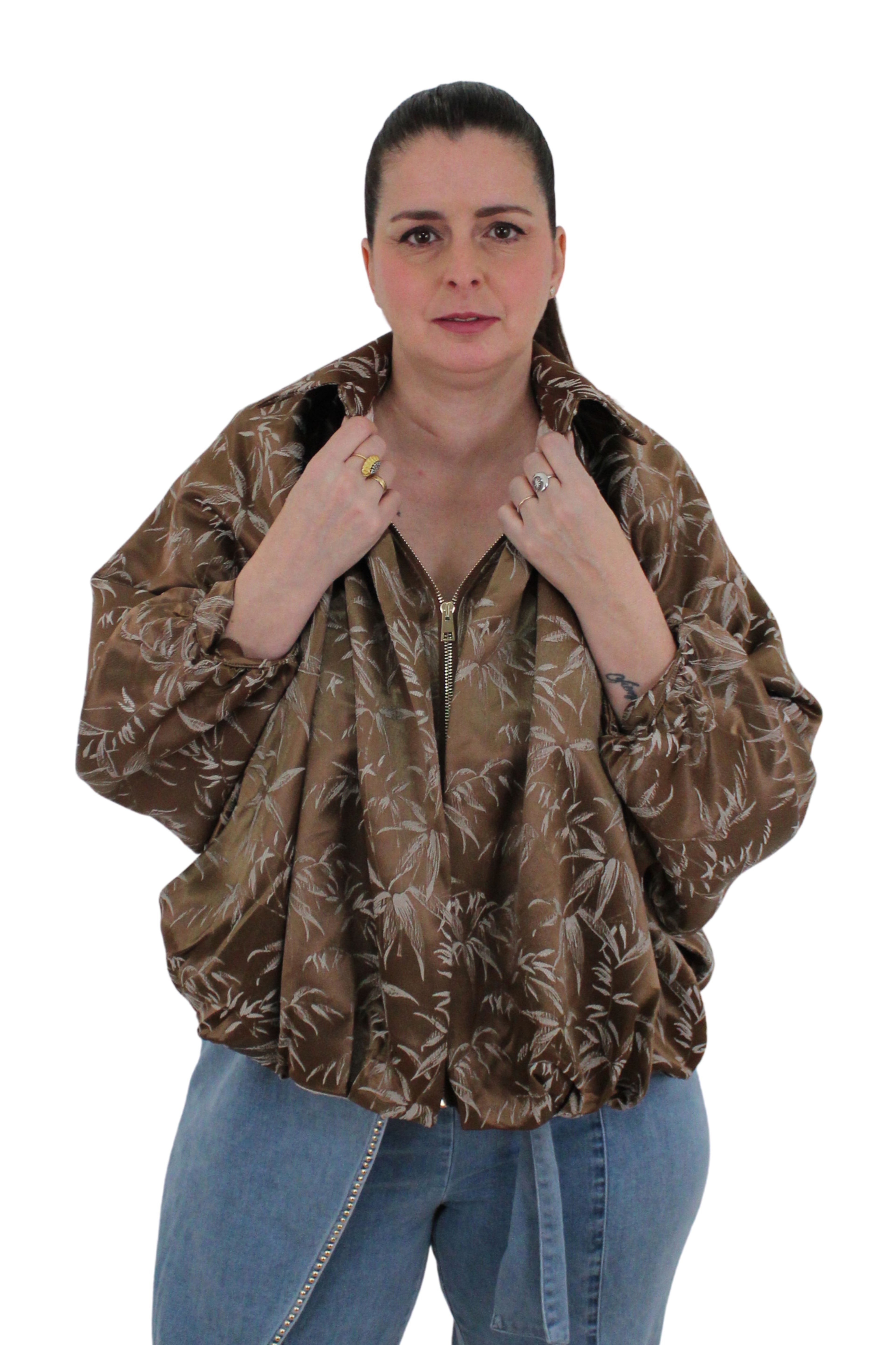 chaqueta de jot_madrid mangas murciélago en tonos ocres con hojas cosidas de bambú