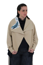 chaqueta con mujer pintada con olas en la espalda y solapa de jot_madrid