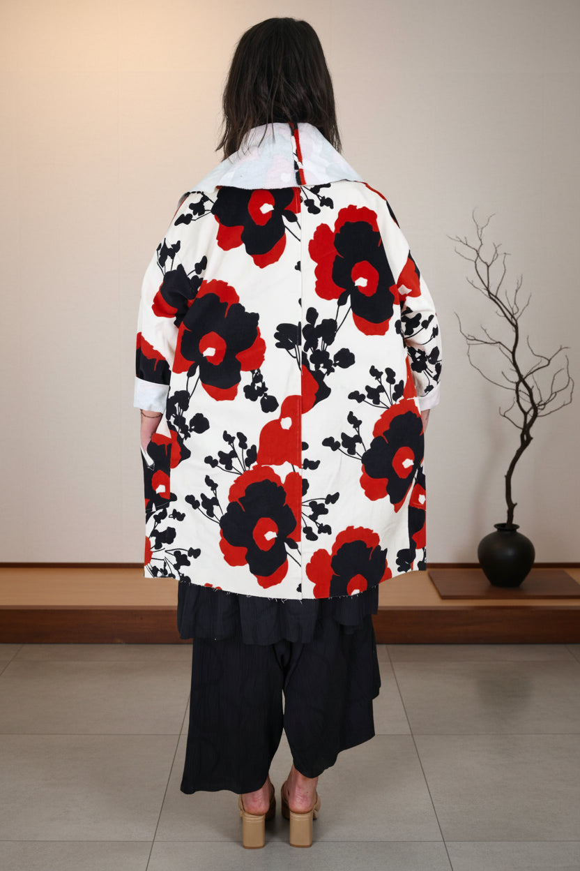 chaqieta kimono de wendy trendy con flores orientales en rojo con el fono blanco 