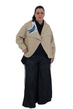 chaqueta de jot_madrid con mujer pintada en la espalda con olas en el pelo