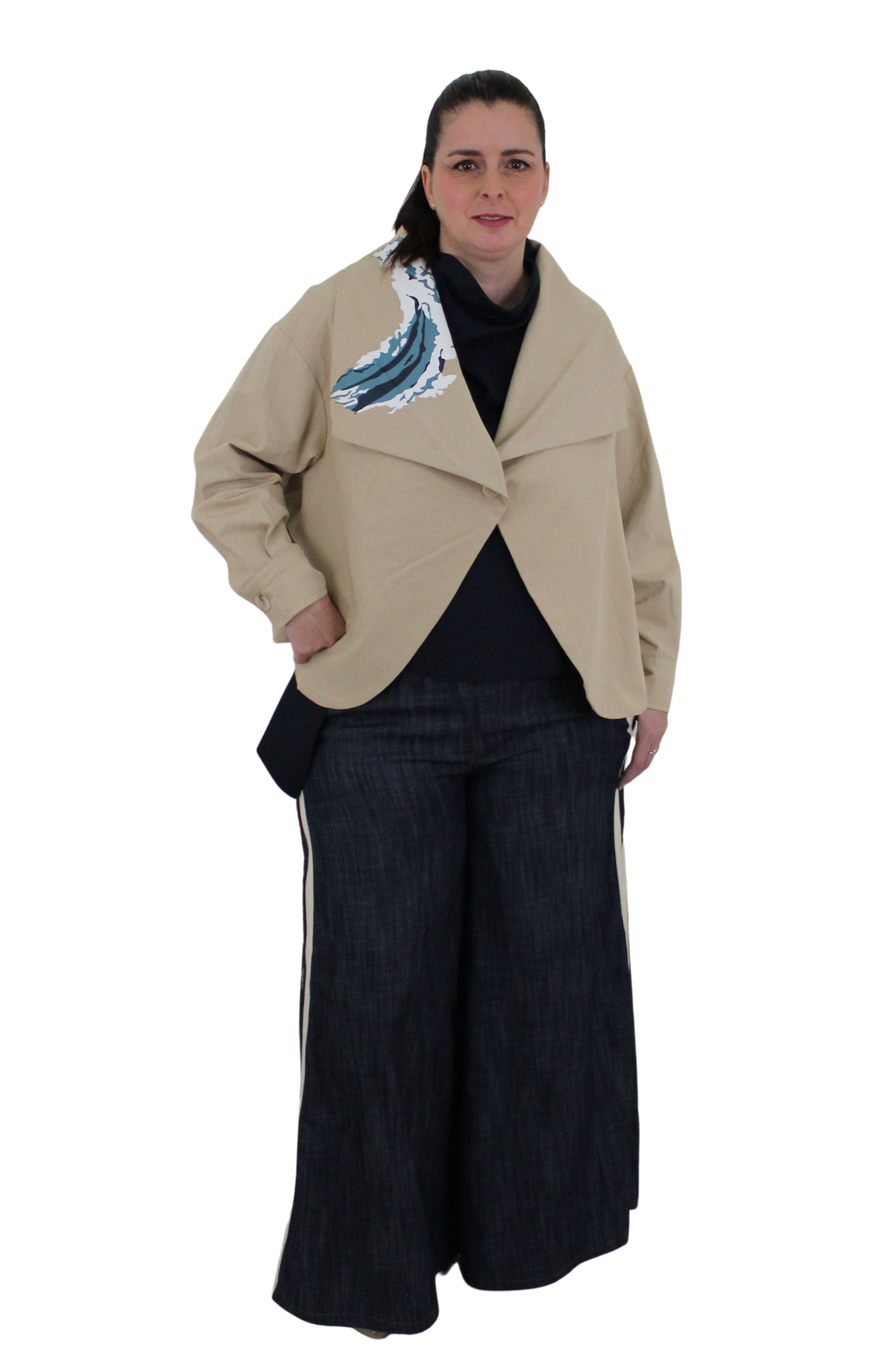 chaqueta de jot_madrid con mujer pintada en la espalda con olas en el pelo