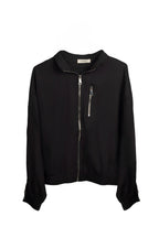 Chaqueta nefelibata marrón chocolate con cremalleras colgada LYKKE