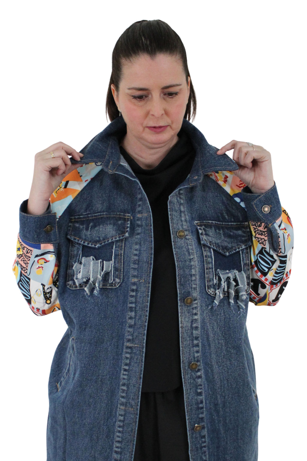 chaqueta de nefelibata con detalles de bolsillos rotos y estampado multicolor en la espalada