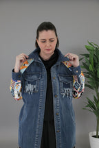 chaqueta de nefelibata con detalles de bolsillos rotos y estampado multicolor en la espalada