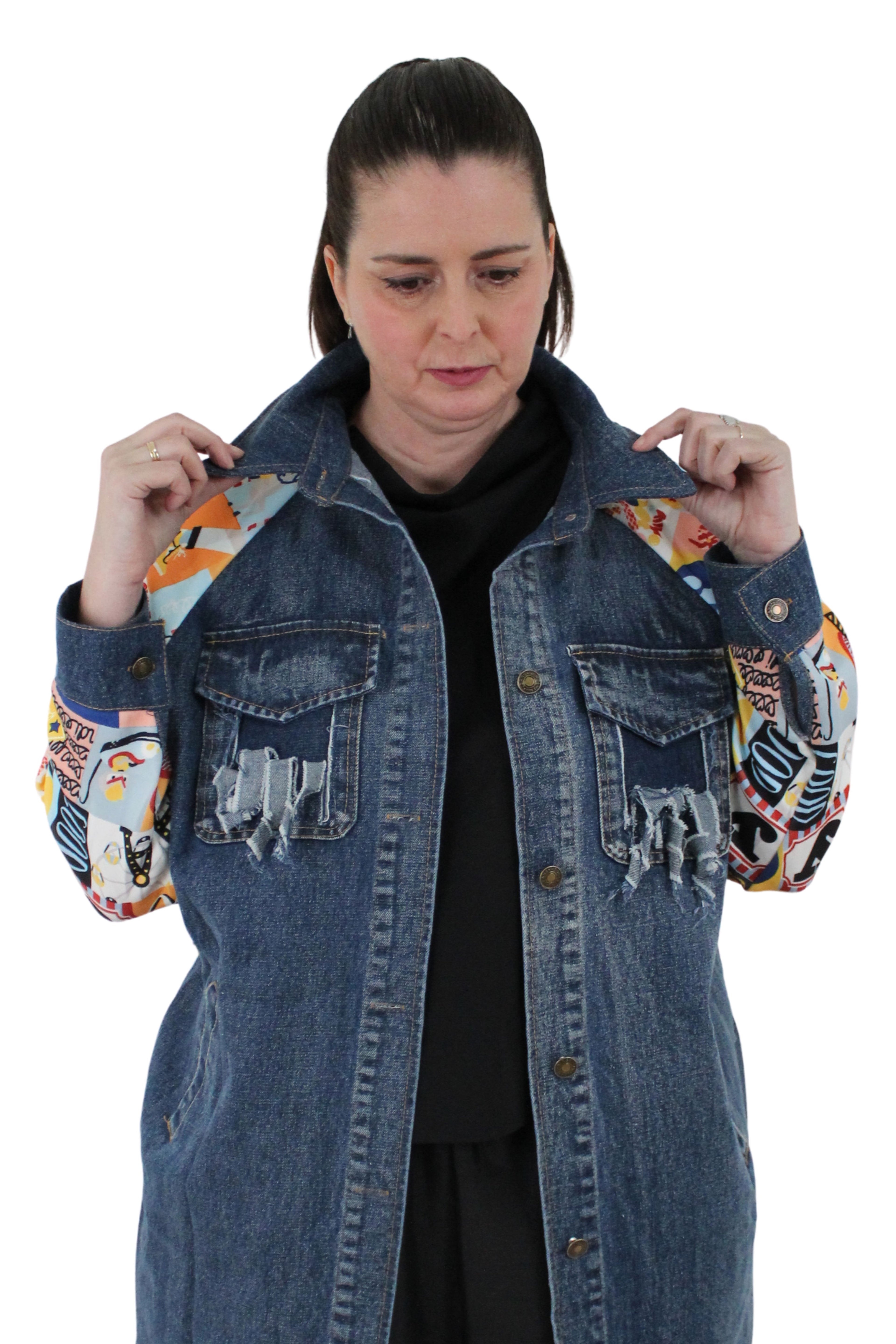 chaqueta de nefelibata con detalles de bolsillos rotos y estampado multicolor en la espalada