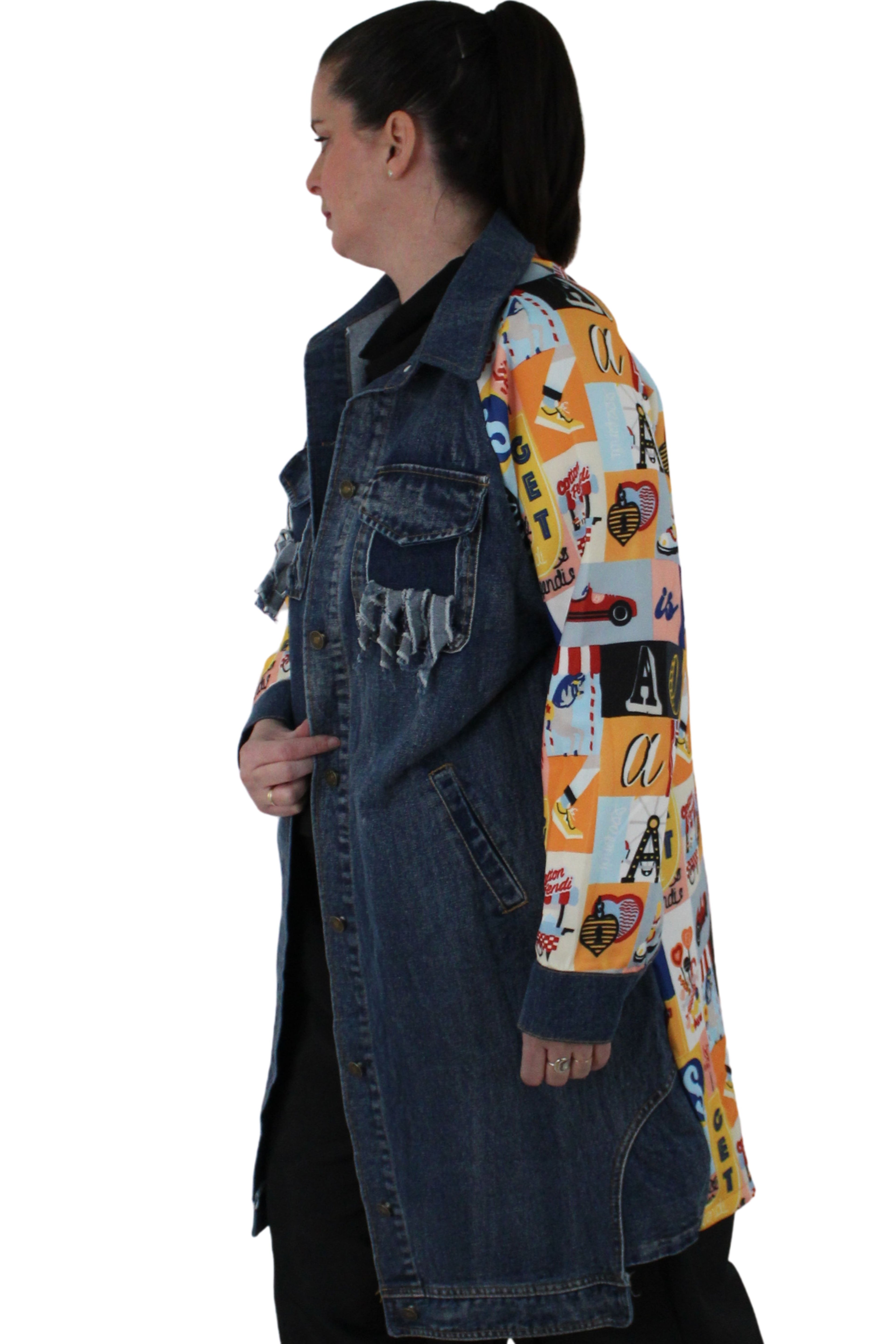 chaqueta de nefelibata con detalles de bolsillos rotos y estampado multicolor en la espalada