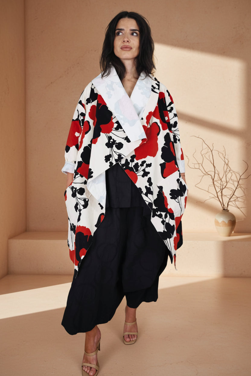 chaqueta de wendy trendy con flores rojas orientales tipo kimono